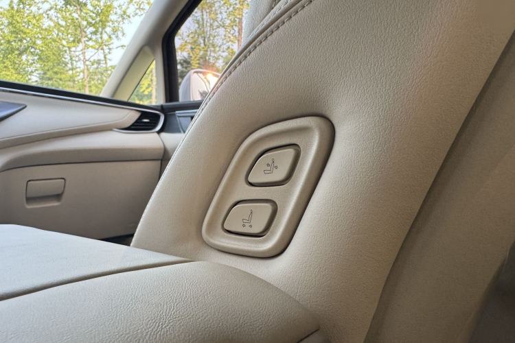 Used Buick GL8 2023 ES Lu Zun Deluxe Model Interior 4
