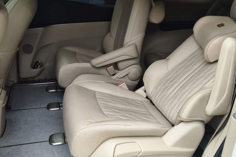 Used Buick GL8 2023 Facelifted Land Cruiser Executive Luxury Version Interior 4