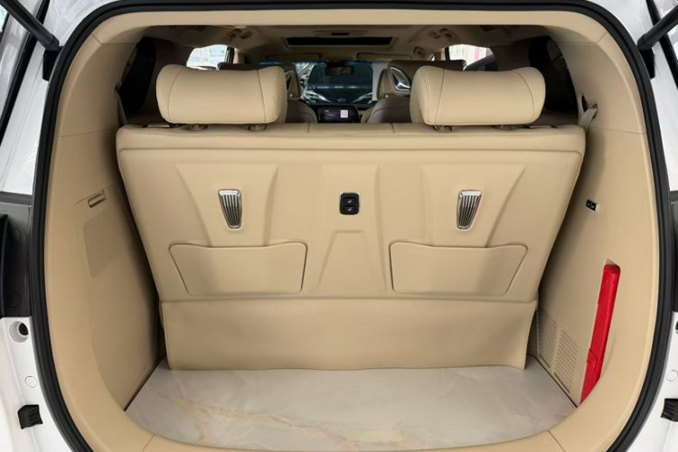 Used Buick GL8 2023 ES Lu Zun Deluxe Model Interior 5