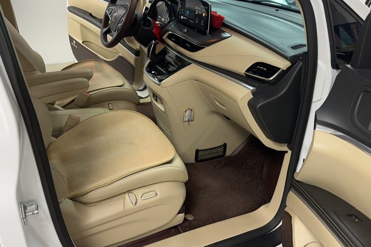 Used Buick GL8 2023 Facelifted Land Cruiser Executive Luxury Version Interior 7