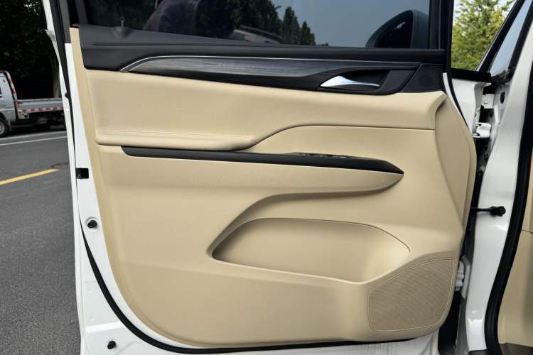 Used Buick GL8 2023 ES Lu Zun Deluxe Model Interior 9