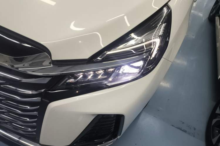 Used Buick GL8 2023 Facelifted Land Cruiser Executive Luxury Version Left Front Headlight