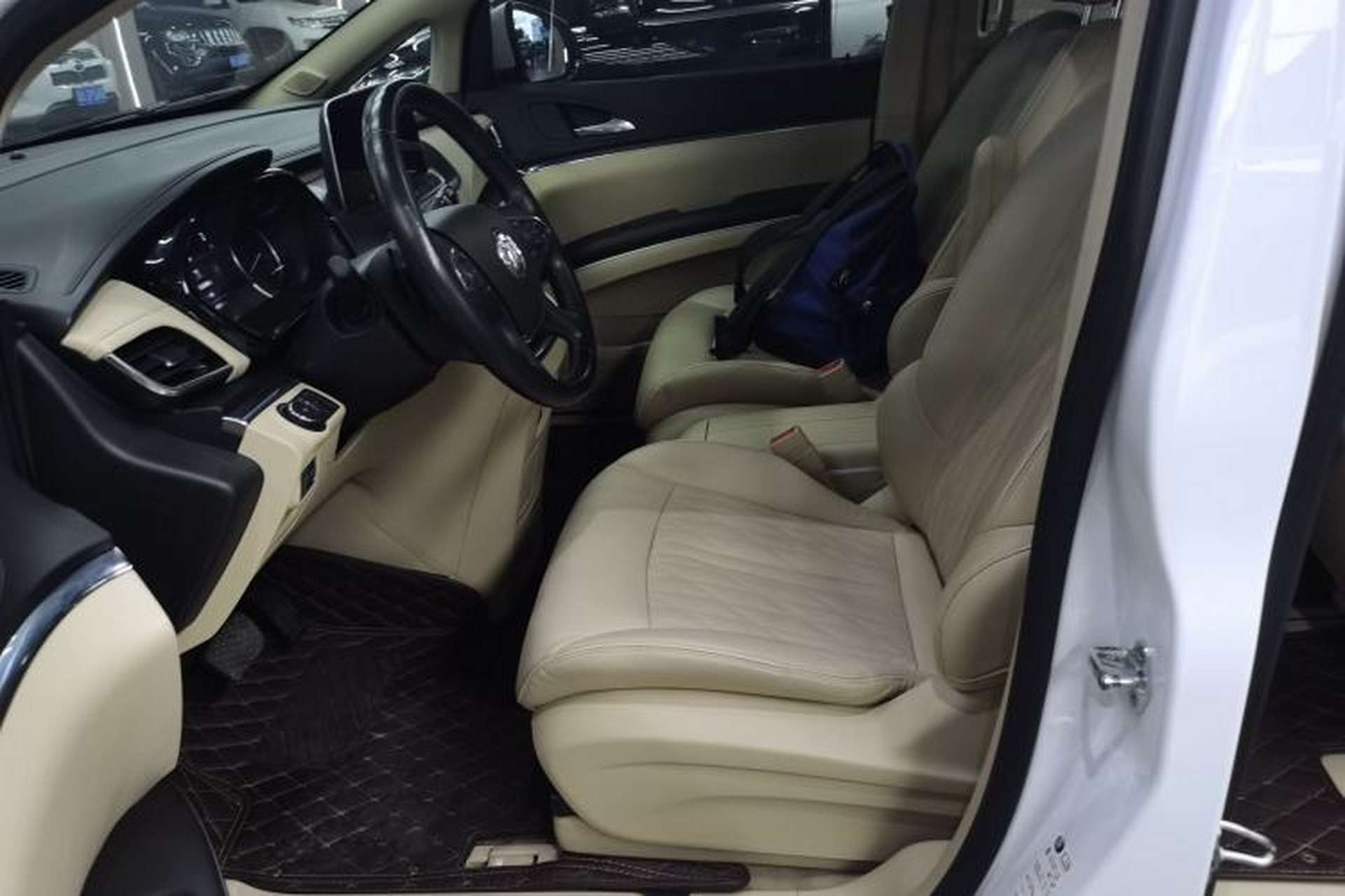 Used Buick GL8 2023 Facelifted Land Cruiser Executive Luxury Version Left Front Seat