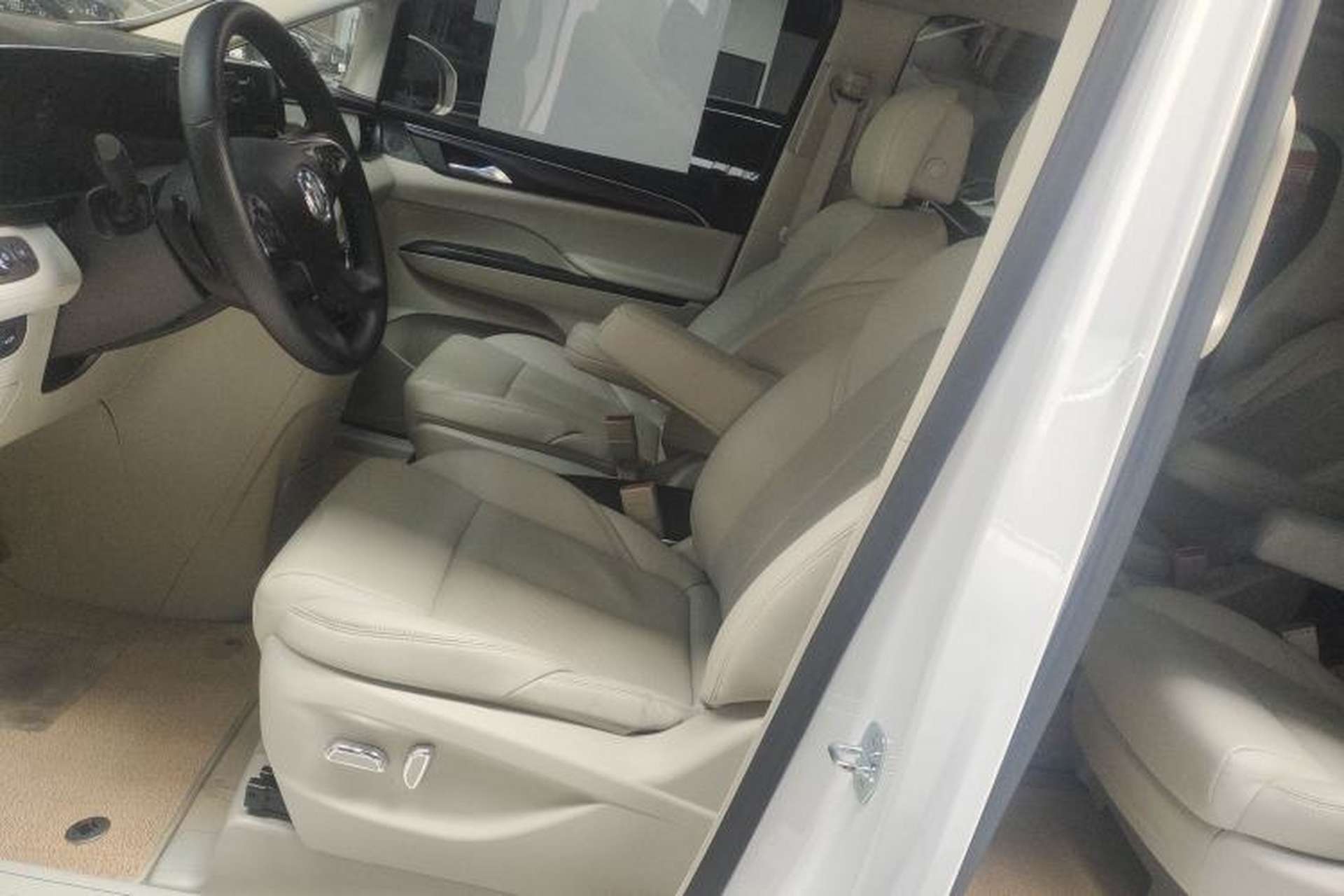 Used Buick GL8 2023 ES Lu Zun Comfort Model Left Front Seat