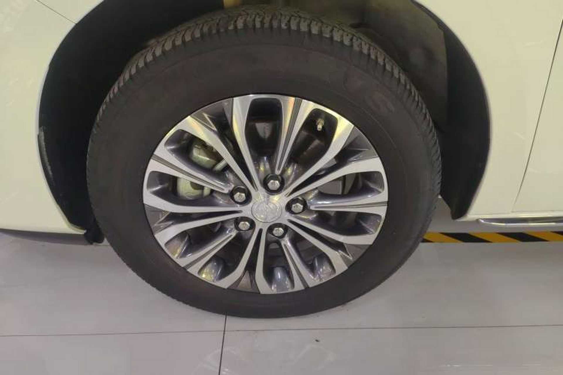 Used Buick GL8 2023 Facelifted Land Cruiser Executive Luxury Version Left Front Wheel Hub