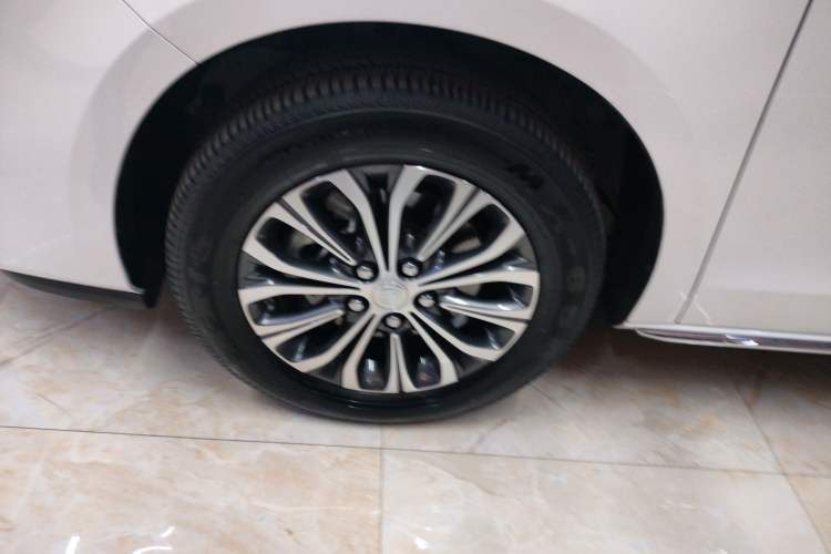Used Buick GL8 2023 Facelifted Land Cruiser Executive Luxury Version Left Front Wheel Hub