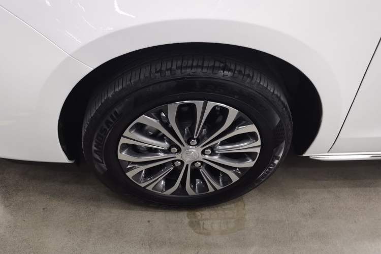 Used Buick GL8 2023 Facelifted Land Cruiser Executive Luxury Version Left Front Wheel Hub