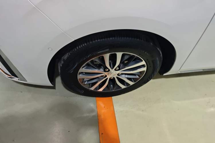 Used Buick GL8 2023 ES Lu Zun Deluxe Model Left Front Wheel Hub
