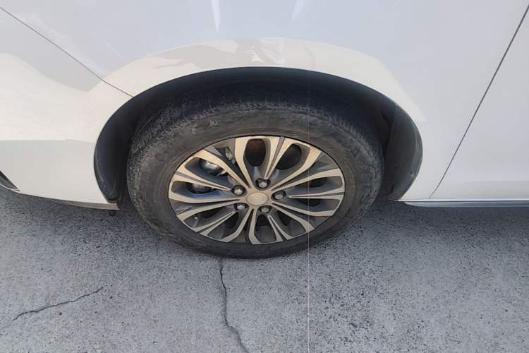 Used Buick GL8 2023 Facelifted Land Cruiser Executive Luxury Version Left Front Wheel Hub