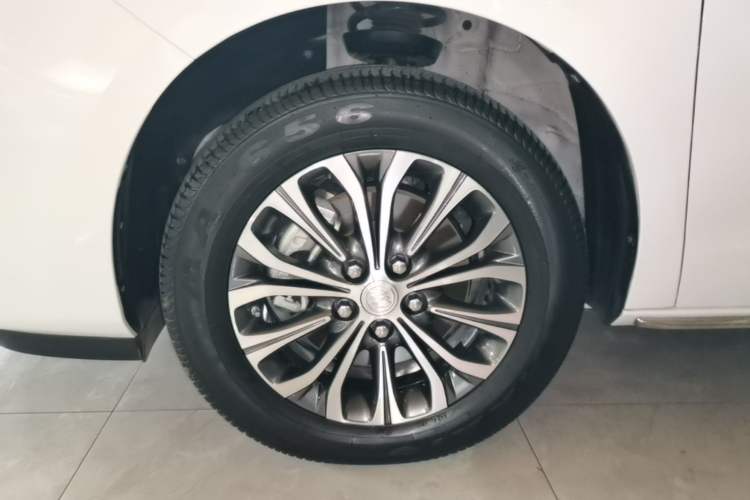 Used Buick GL8 2023 Facelifted Land Cruiser Executive Luxury Version Left Front Wheel Hub