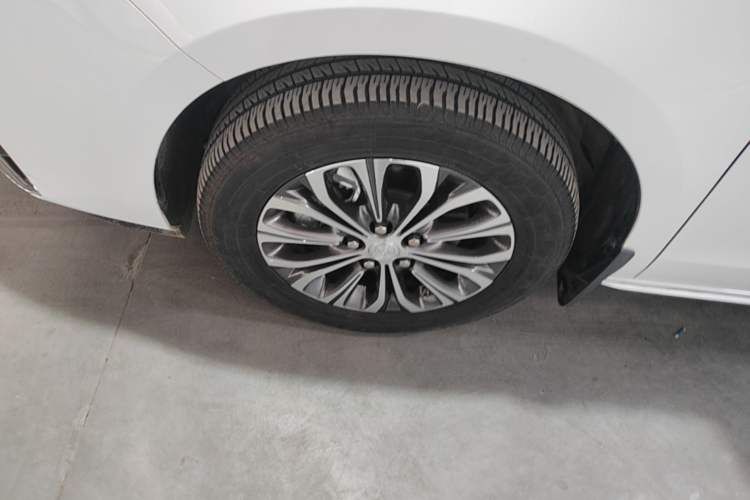 Used Buick GL8 2023 Facelifted Land Cruiser Executive Luxury Version Left Front Wheel Hub