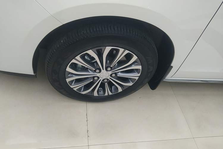 Used Buick GL8 2023 Facelifted Land Cruiser Executive Luxury Version Left Front Wheel Hub