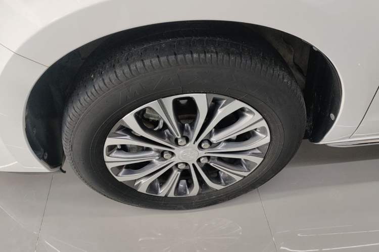 Used Buick GL8 2023 Facelifted Land Cruiser Executive Luxury Version Left Front Wheel Hub