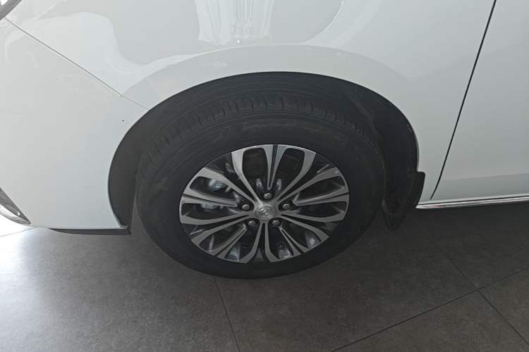 Used Buick GL8 2023 Facelifted Land Cruiser Executive Luxury Version Left Front Wheel Hub
