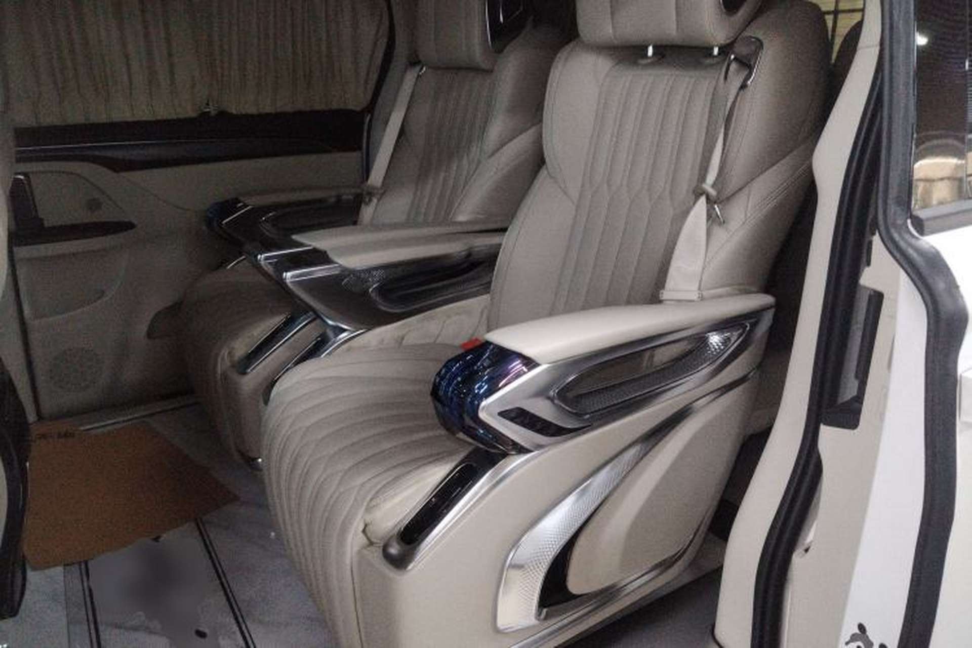 Used Buick GL8 2023 ES Lu Zun Comfort Model Left Rear Seat