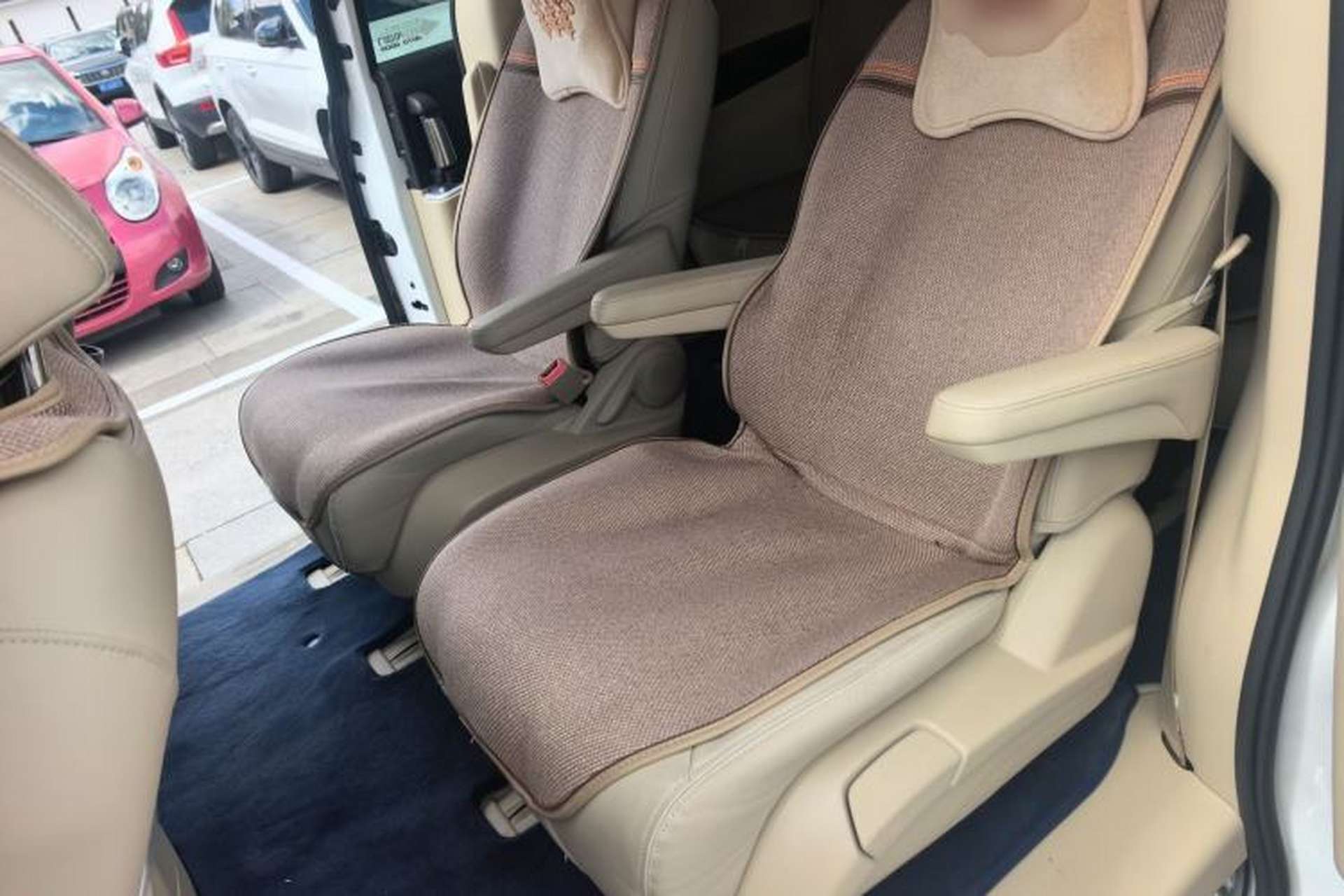 Used Buick GL8 2023 Facelifted Land Cruiser Executive Luxury Version Left Rear Seat