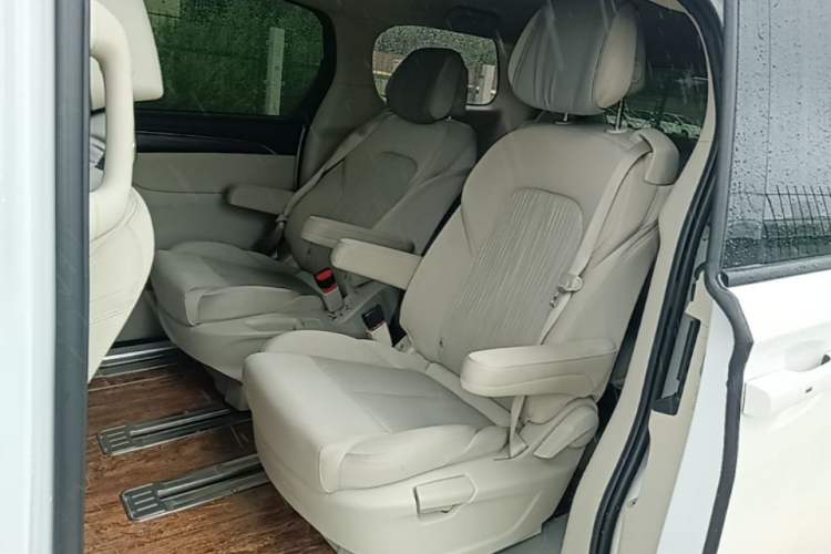 Used Buick GL8 2023 ES Lu Zun Comfort Model Left Rear Seat