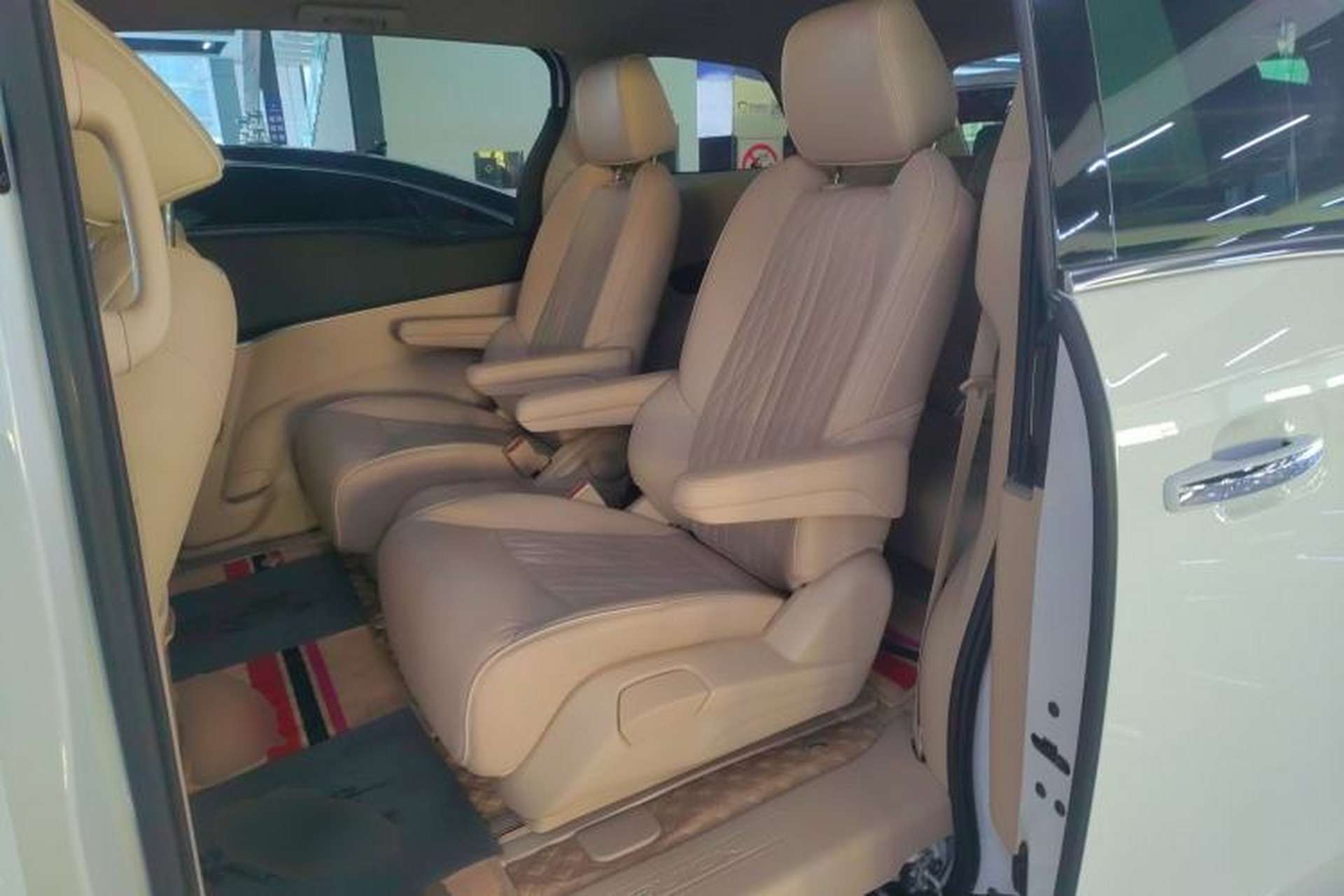 Used Buick GL8 2023 Facelifted Land Cruiser Executive Luxury Version Left Rear Seat