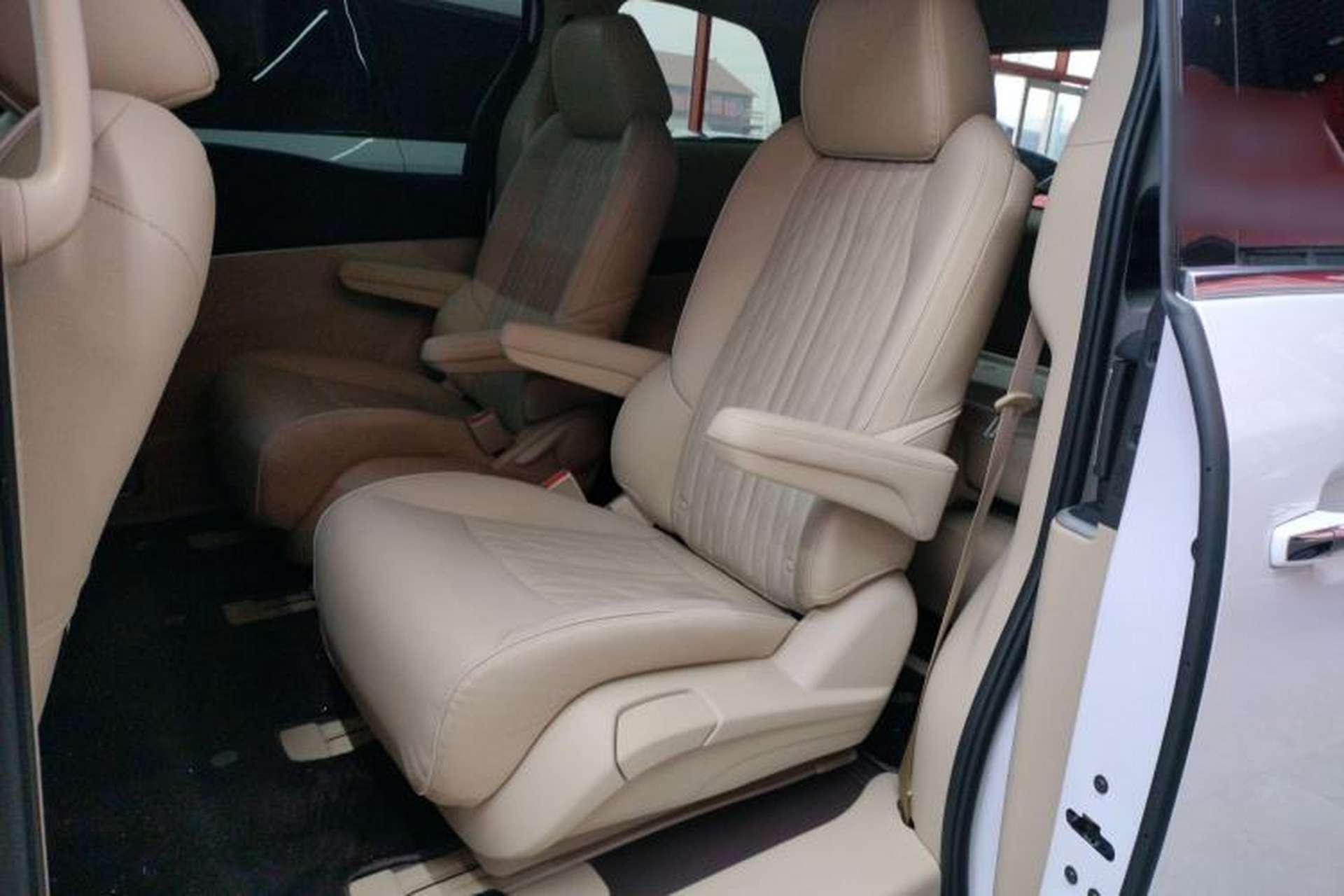 Used Buick GL8 2023 Facelifted Land Cruiser Executive Luxury Version Left Rear Seat