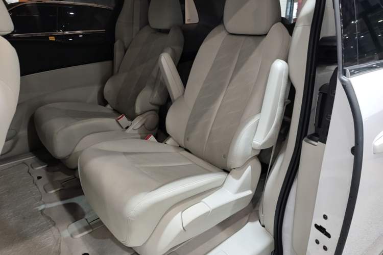 Used Buick GL8 2023 Land Executive Class Comfort Model Left Rear Seat