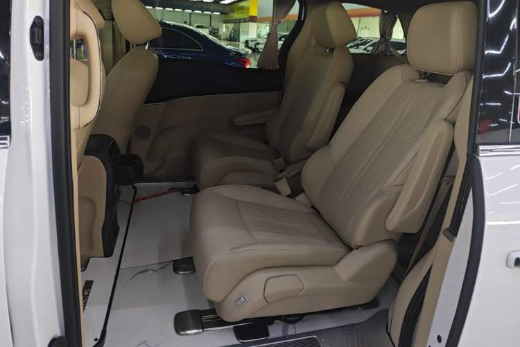 Used Buick GL8 2023 Facelifted Land Cruiser Executive Luxury Version Left Rear Seat
