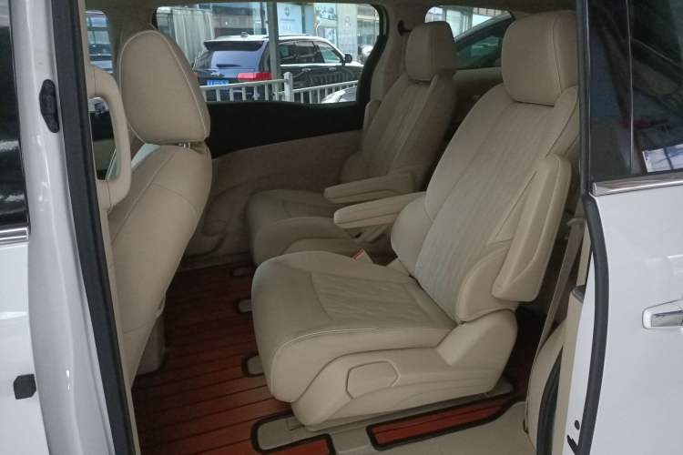Used Buick GL8 2023 Facelifted Land Cruiser Executive Luxury Version Left Rear Seat