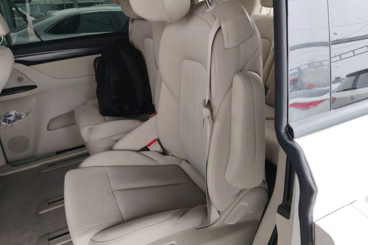 Used Buick GL8 2023 ES Lu Zun Comfort Model Left Rear Seat