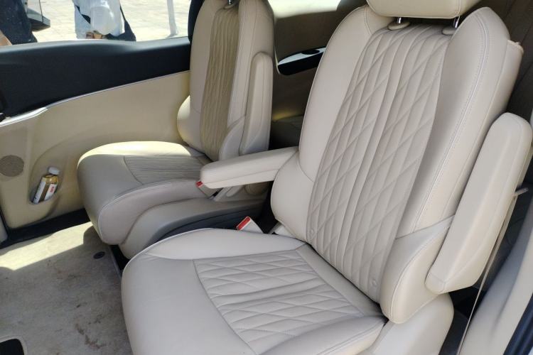 Used Buick GL8 2023 Facelifted Land Cruiser Executive Luxury Version Left Rear Seat