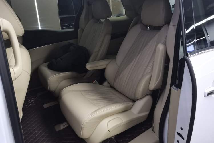Used Buick GL8 2023 Facelifted Land Cruiser Executive Luxury Version Left Rear Seat