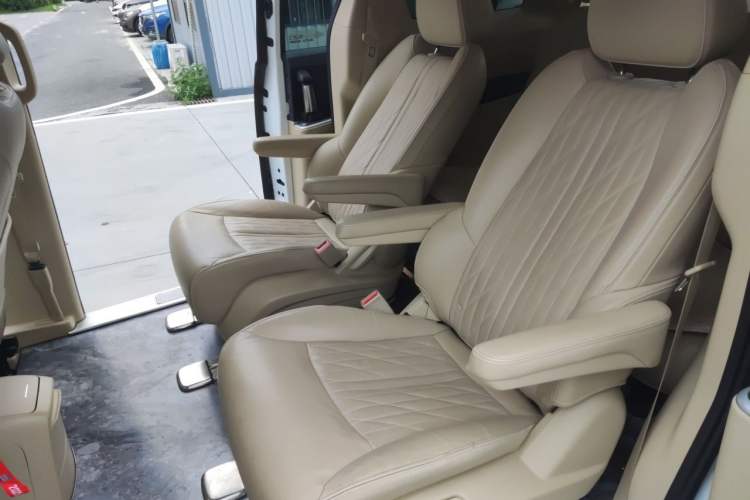 Used Buick GL8 2023 Facelifted Land Cruiser Executive Luxury Version Left Rear Seat