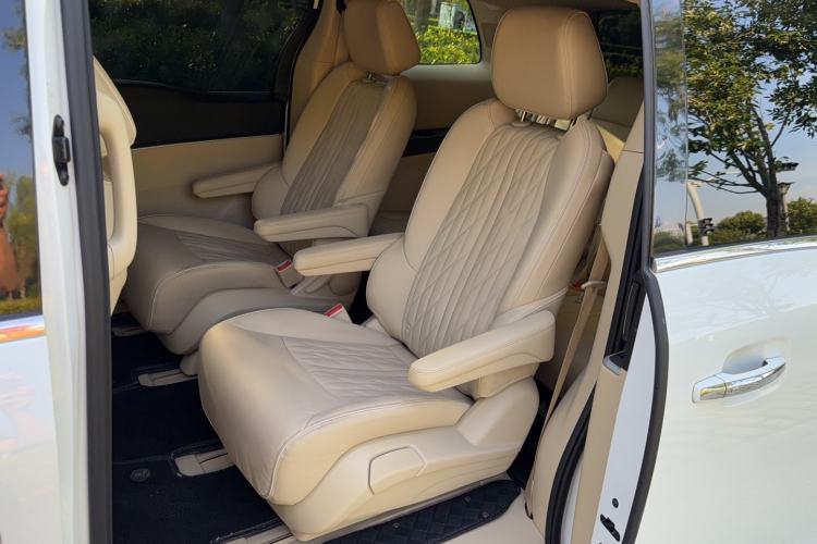 Used Buick GL8 2023 Facelifted Land Cruiser Executive Luxury Version Left Rear Seat