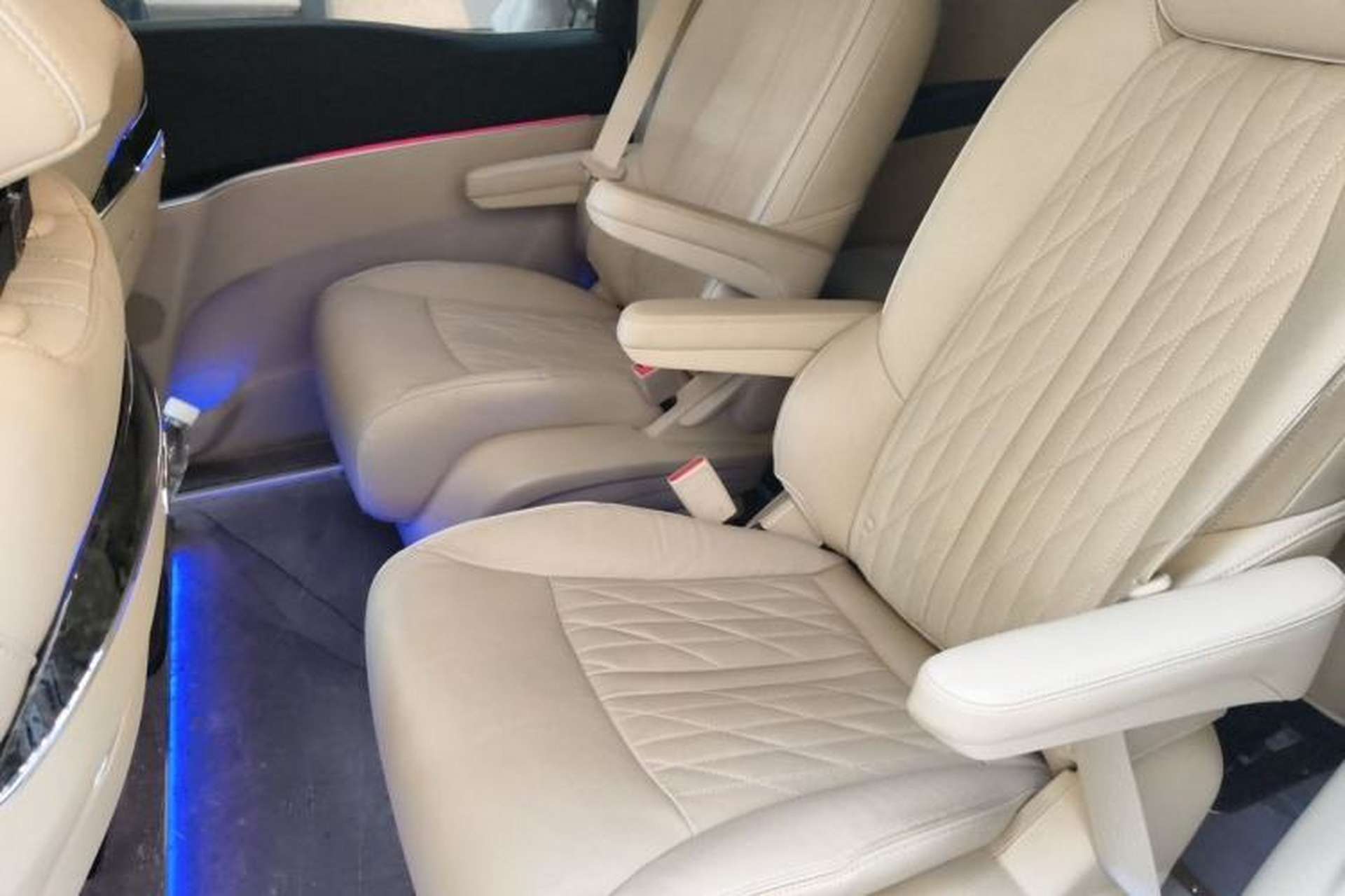 Used Buick GL8 2023 Facelifted Land Cruiser Executive Luxury Version Left Rear Seat