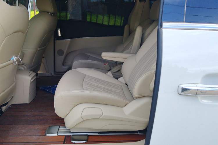 Used Buick GL8 2023 Facelifted Land Cruiser Executive Luxury Version Left Rear Seat