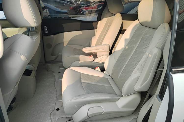 Used Buick GL8 2023 Land Executive Class Comfort Model Left Rear Seat