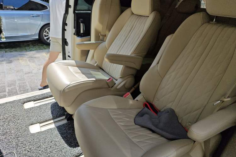 Used Buick GL8 2023 Facelifted Land Cruiser Executive Luxury Version Left Rear Seat