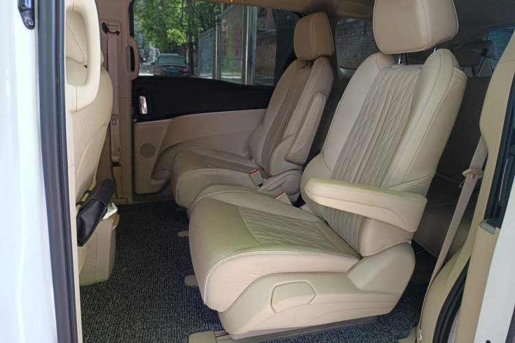 Used Buick GL8 2023 Facelifted Land Cruiser Executive Luxury Version Left Rear Seat