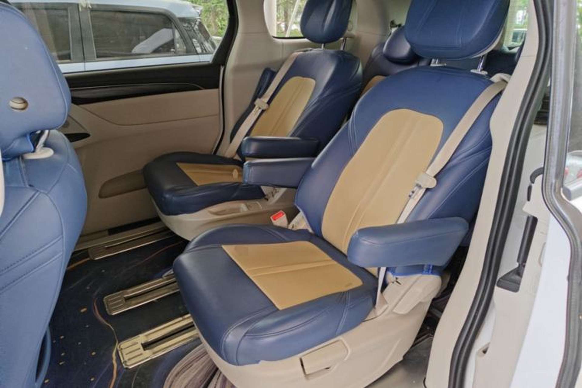 Used Buick GL8 2023 ES Lu Zun Comfort Model Left Rear Seat