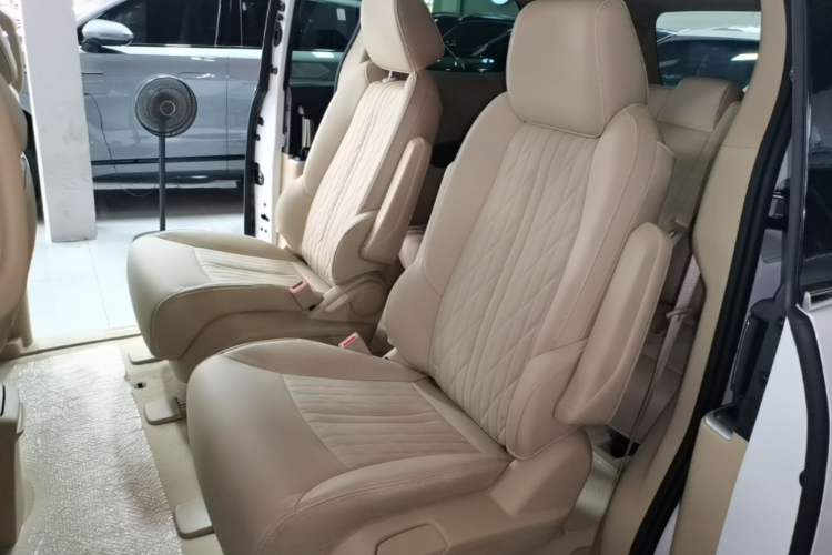 Used Buick GL8 2023 Facelifted Land Cruiser Executive Luxury Version Left Rear Seat