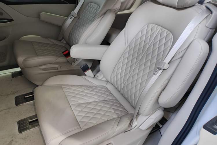 Used Buick GL8 2023 ES Lu Zun Comfort Model Left Rear Seat