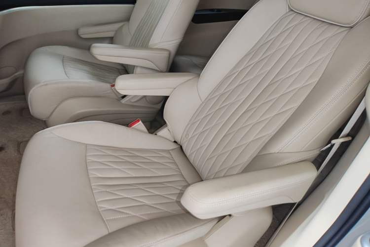 Used Buick GL8 2023 Facelifted Land Cruiser Executive Luxury Version Left Rear Seat