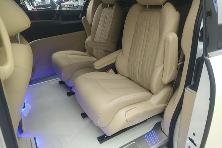Used Buick GL8 2023 Facelifted Land Cruiser Executive Luxury Version Left Rear Seat