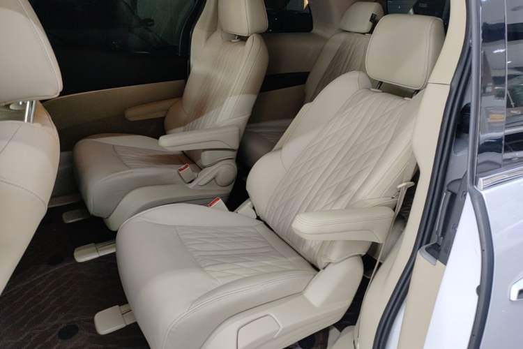 Used Buick GL8 2023 Facelifted Land Cruiser Executive Luxury Version Left Rear Seat