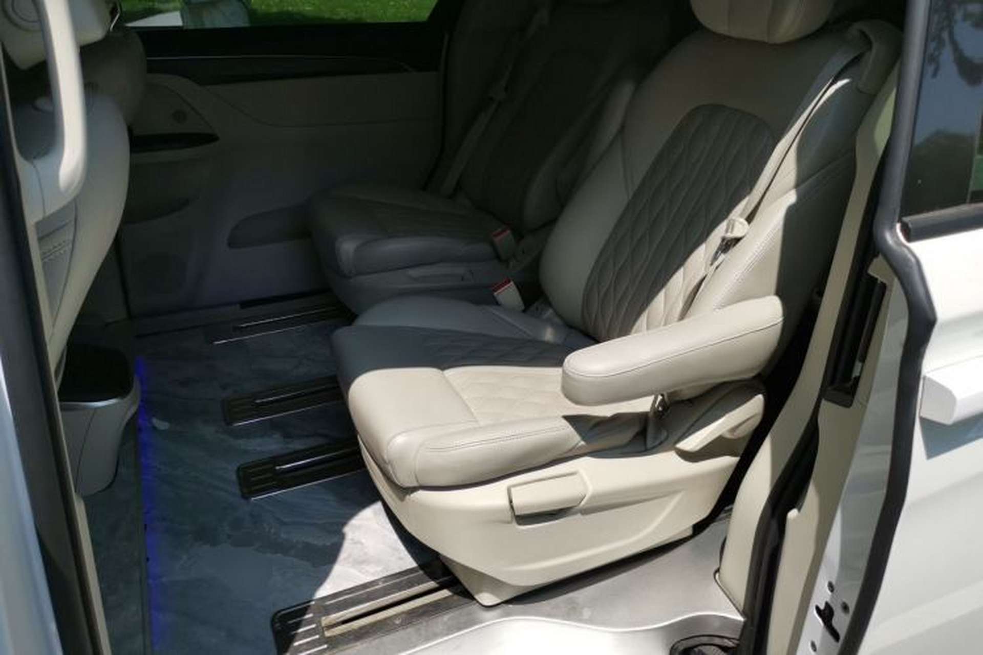 Used Buick GL8 2023 ES Lu Zun Comfort Model Left Rear Seat