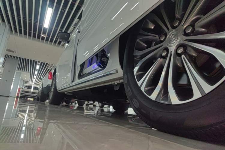 Used Buick GL8 2023 Land Executive Class Comfort Model Left Side Sill