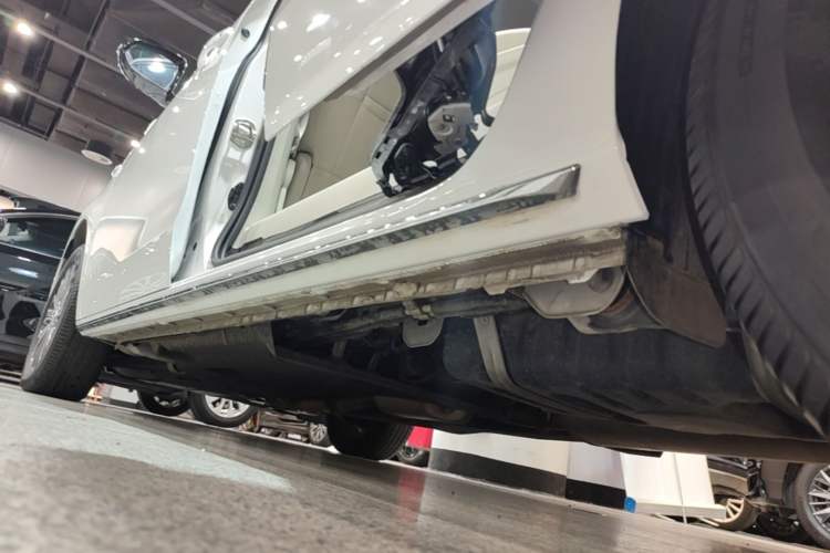 Used Buick GL8 2023 Land Executive Class Comfort Model Left Side Sill