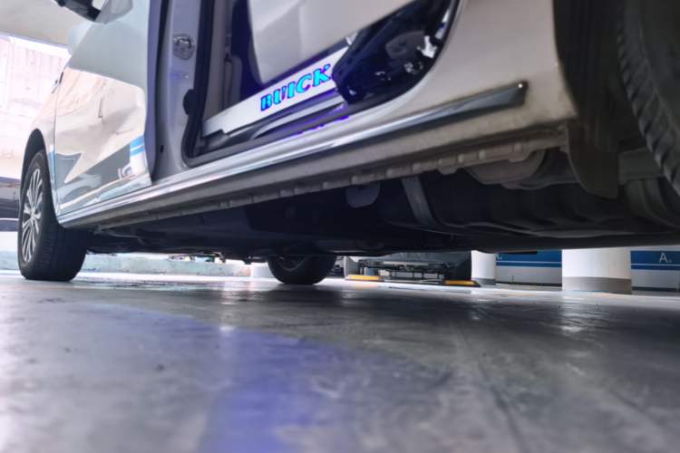 Used Buick GL8 2023 Land Executive Class Comfort Model Left Side Sill