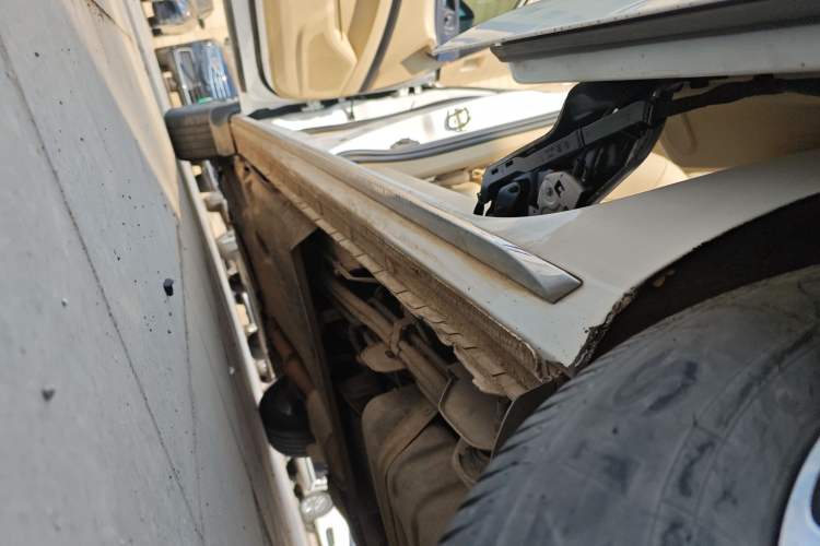 Used Buick GL8 2023 Facelifted Land Cruiser Executive Luxury Version Left Side Sill