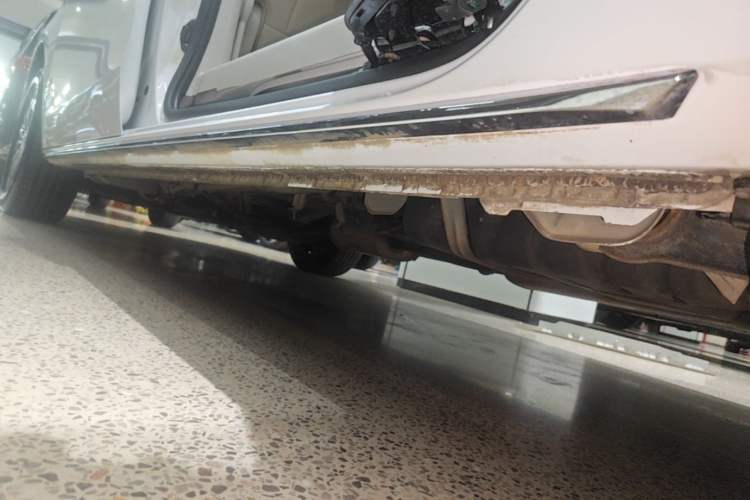 Used Buick GL8 2023 Land Executive Class Comfort Model Left Side Sill