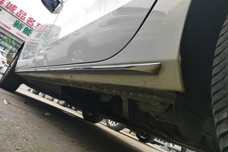 Used Buick GL8 2023 Land Executive Class Comfort Model Left Side Sill