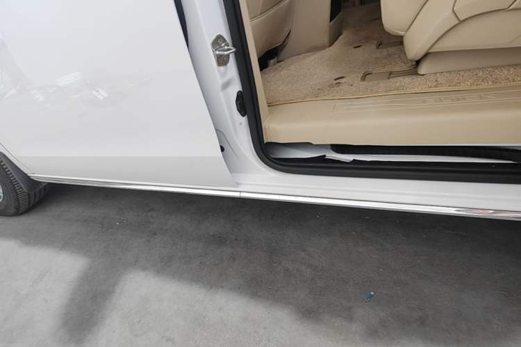 Used Buick GL8 2023 Facelifted Land Cruiser Executive Luxury Version Left Side Sill